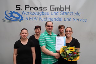 Mitarbeiter der S. Pross GmbH überreichen den Geschäftsführer Andreas Walter Pross einen Blumenstrauß und IHK Ehrenurkunde für 10 Jahre Geschöftsführung