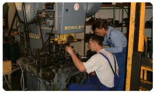 Archivbild der S. Pross GmbH aus dem Jahr 1989, Mitarbeiter Herr Stefan Bär und ein Kollege bei der arbeit.